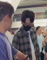 韦德官方网站-国乒出征澳门冠军赛：莎莎被球迷围追堵截 王楚钦林诗栋嬉戏打闹